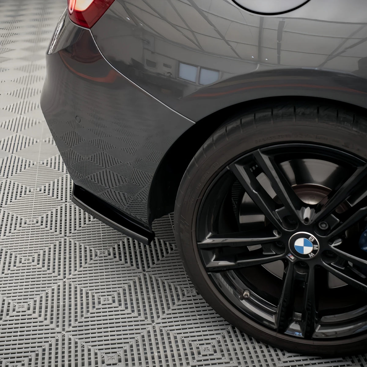 Garnitures de pare-chocs arrière BMW série 1 F20 F21  2015-2019 -  Noir brillant
